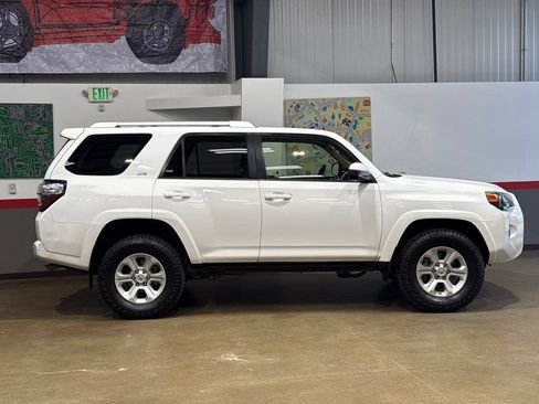 Used 2016 Toyota 4Runner SR5 AWD/4WD image 3
