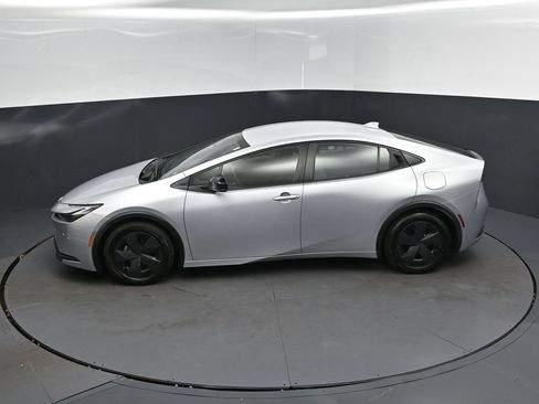 Used 2024 Toyota Prius LE FWD image 32