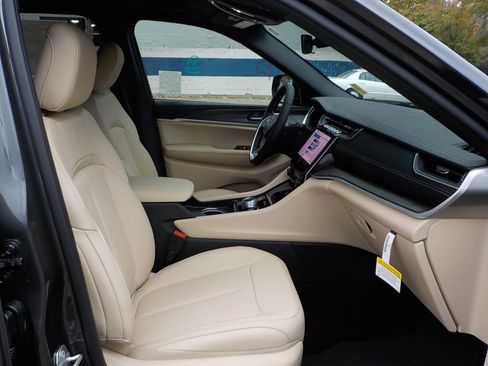 New 2025 Jeep Grand Cherokee L Limited image 19