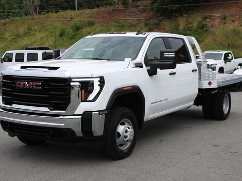 Used 2025 GMC Sierra 3500 Pro w/ Convenience Package AWD/4WD image 3