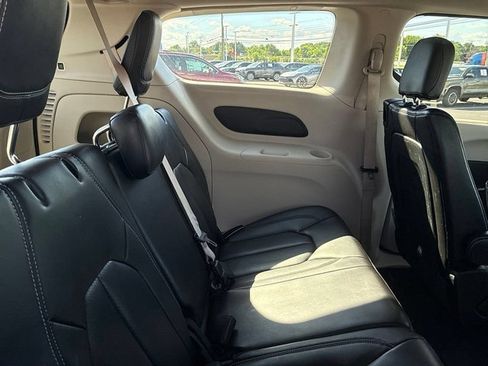 Used 2023 Chrysler Pacifica Touring-L FWD image 22