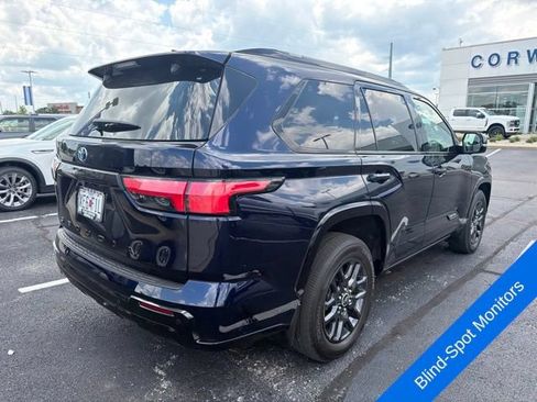 Used 2023 Toyota Sequoia Platinum AWD/4WD image 5