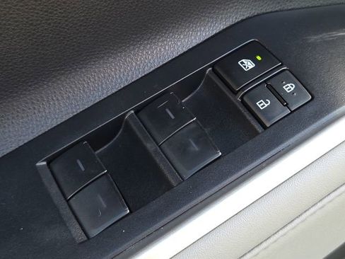 Used 2023 Toyota Highlander L image 18