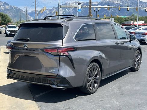 Used 2021 Toyota Sienna XSE FWD image 4