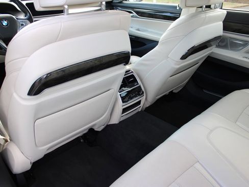 Used 2018 BMW 750i xDrive image 44