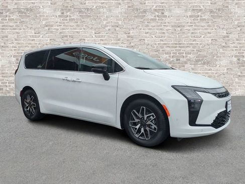 New 2027 Chrysler Pacifica Limited FWD image 1