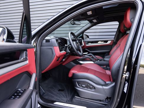 Certified 2024 Porsche Cayenne AWD/4WD image 23