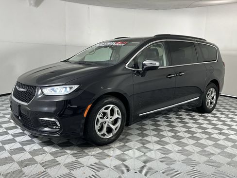 Used 2023 Chrysler Pacifica Limited FWD image 4