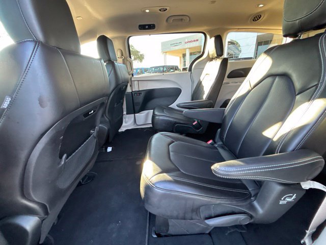 Used 2024 Chrysler Pacifica Touring-L FWD image 11