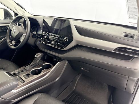 Certified 2021 Toyota Highlander Platinum AWD/4WD image 46