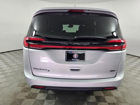 Used 2022 Chrysler Pacifica Touring-L w/ Uconnect Theater Family Group AWD/4WD image 6
