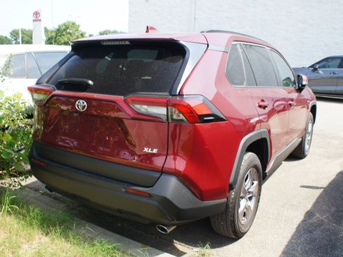 Used 2022 Toyota RAV4 XLE w/ Convenience Package FWD image 5