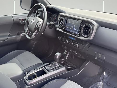 Used 2021 Toyota Tacoma TRD Sport w/ Technology Package image 11
