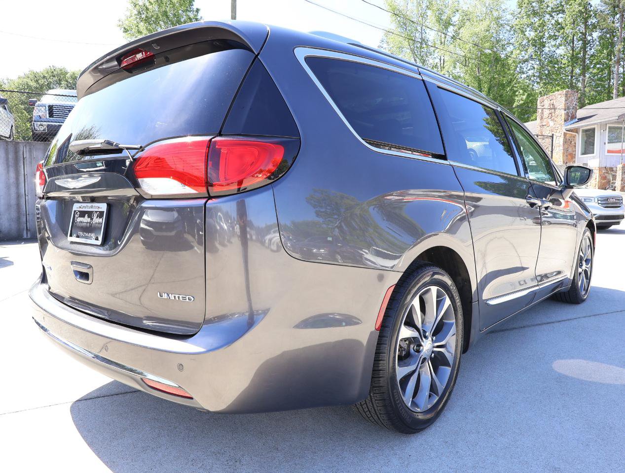 Used 2017 Chrysler Pacifica Limited w/ UConnect Theater Package FWD image 7