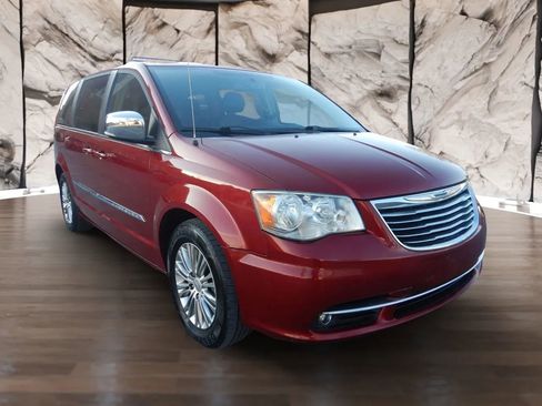 Used 2013 Chrysler Town & Country Touring-L image 4