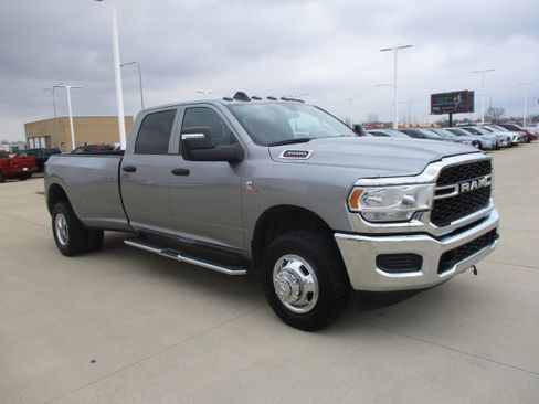 Used 2024 RAM 3500 Tradesman w/ Chrome Appearance Group AWD/4WD image 9