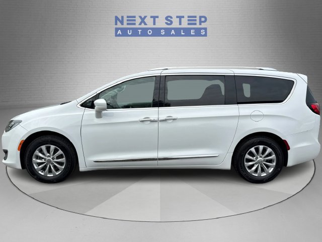 Used 2018 Chrysler Pacifica Touring-L FWD image 4