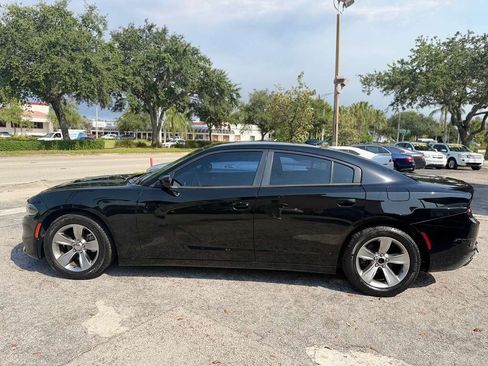 Used 2017 Dodge Charger SXT RWD image 2