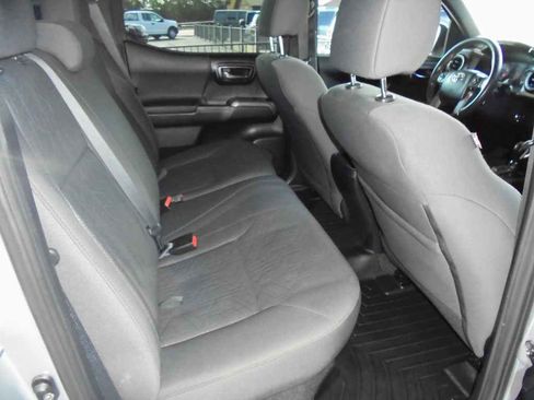 Used 2017 Toyota Tacoma TRD Sport image 10