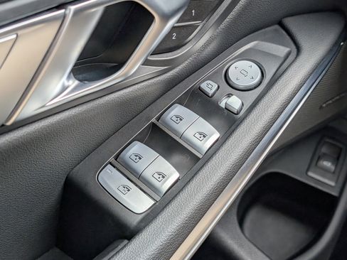 Used 2025 BMW 330i Sedan w/ M Sport Package image 23