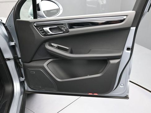 Certified 2026 Porsche Macan AWD/4WD image 28