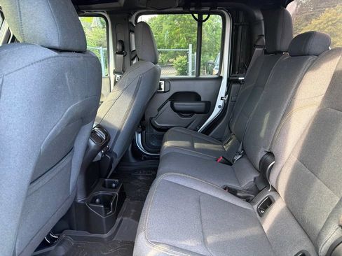 Used 2024 Jeep Gladiator Sport AWD/4WD image 11