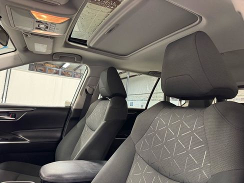 Used 2021 Toyota RAV4 XLE w/ Convenience Package image 9