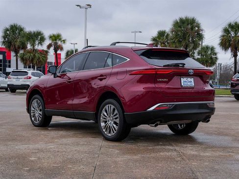 Used 2024 Toyota Venza XLE image 4