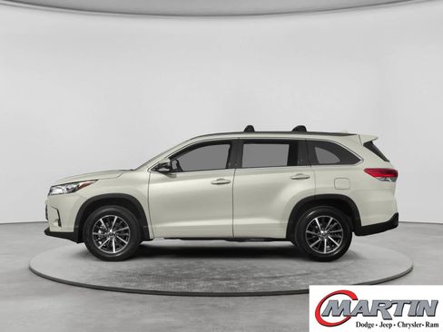 Used 2018 Toyota Highlander XLE FWD image 3