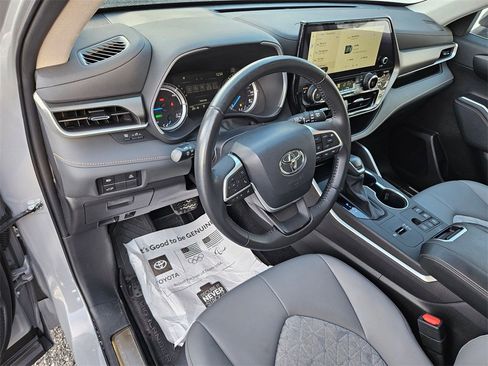 Certified 2023 Toyota Highlander Bronze Edition image 11