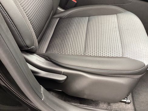 Used 2025 Chevrolet Trax LT w/ LT Convenience Package image 18