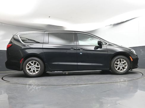Used 2023 Chrysler Pacifica Touring-L FWD image 27