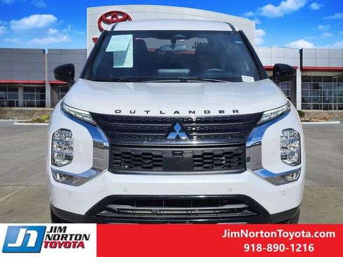 Used 2023 Mitsubishi Outlander SE Black Edition image 2