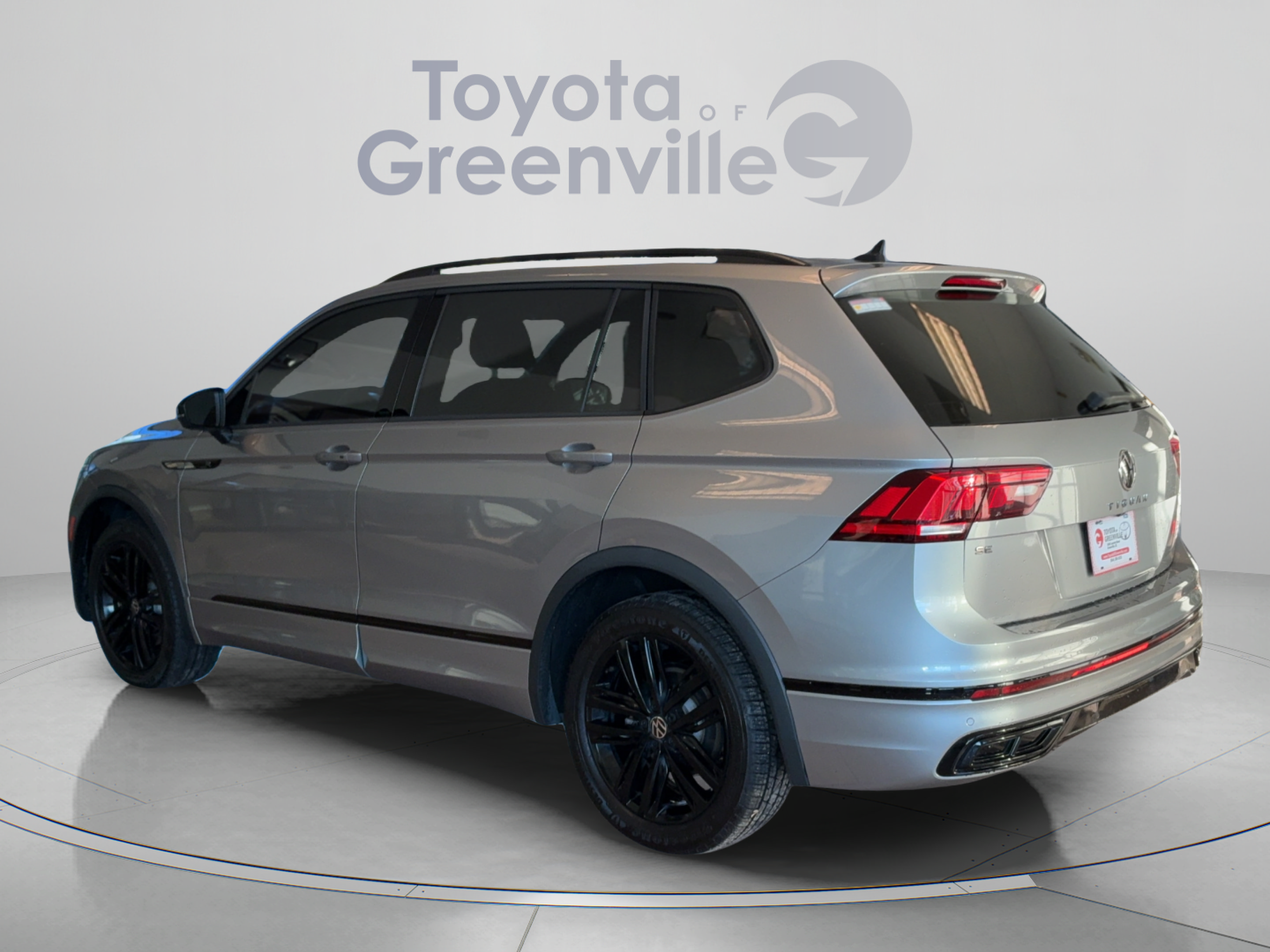 Used 2022 Volkswagen Tiguan SE R-Line FWD image 4