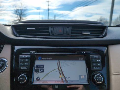 Used 2017 Nissan Rogue SV w/ SV Premium Package image 12