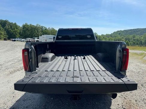 Used 2024 GMC Sierra 3500 Denali w/ Technology Package AWD/4WD image 9