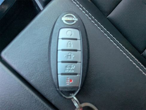 Used 2022 Nissan Rogue SV w/ SV Premium Package image 32