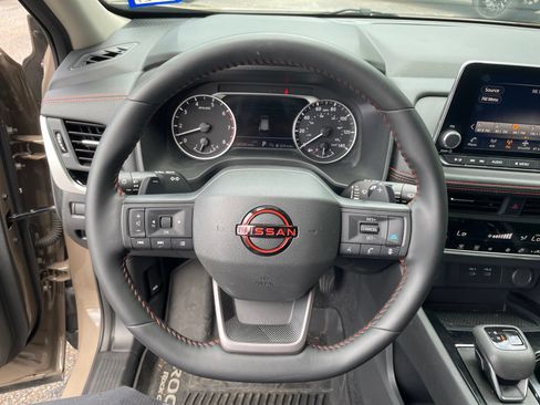 Used 2025 Nissan Rogue SV AWD/4WD image 18