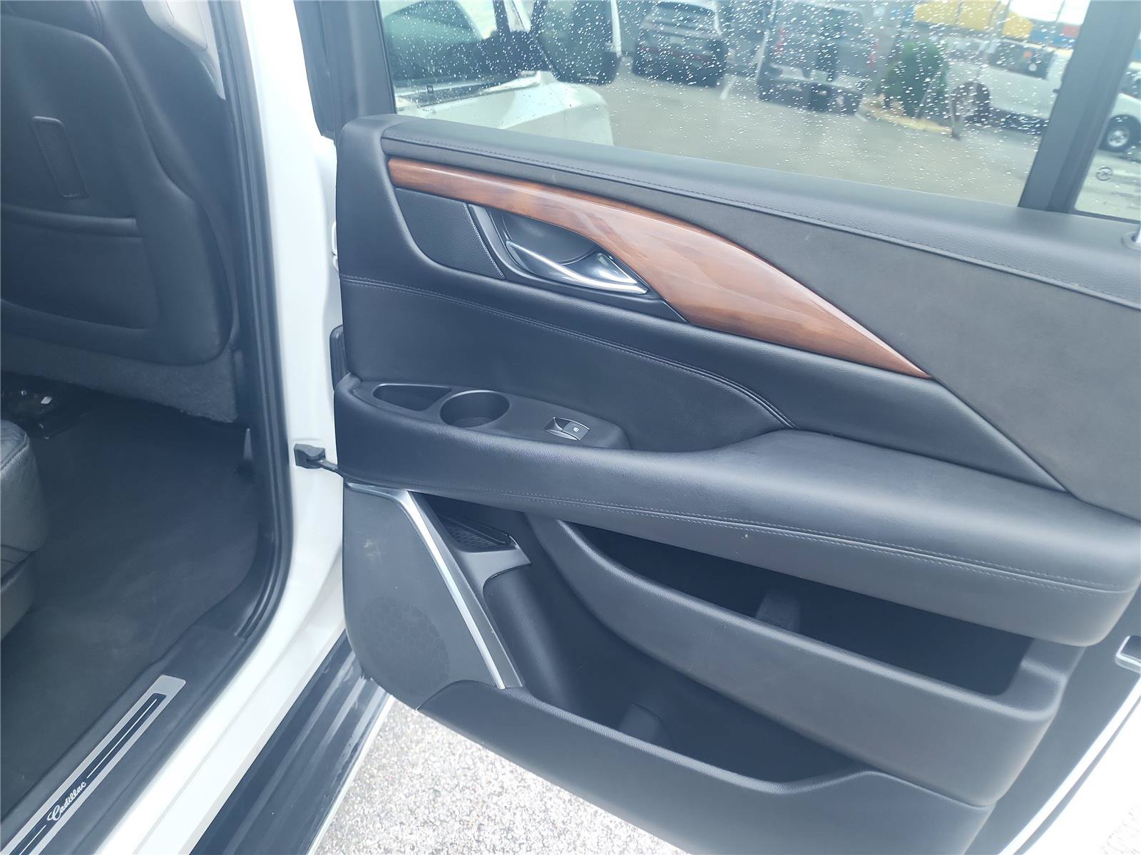 Used 2019 Cadillac Escalade ESV Luxury RWD image 25