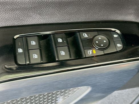Used 2024 Nissan Pathfinder SL FWD image 15