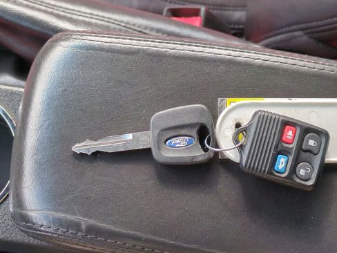 Used 2002 Ford Thunderbird image 31