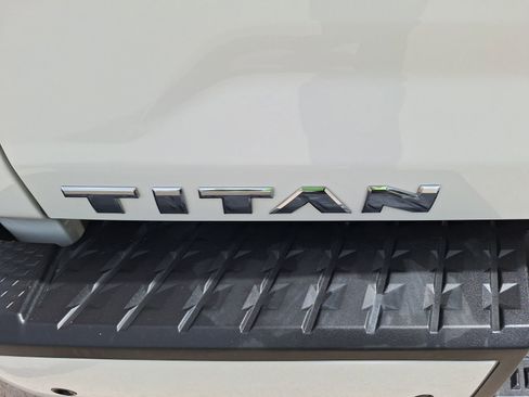 Used 2024 Nissan Titan SV w/ SV Convenience Package RWD image 14