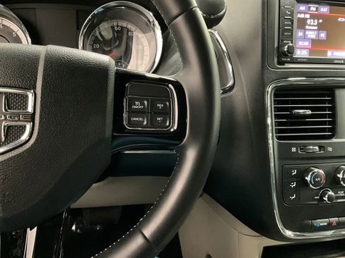 Used 2019 Dodge Grand Caravan SXT image 19