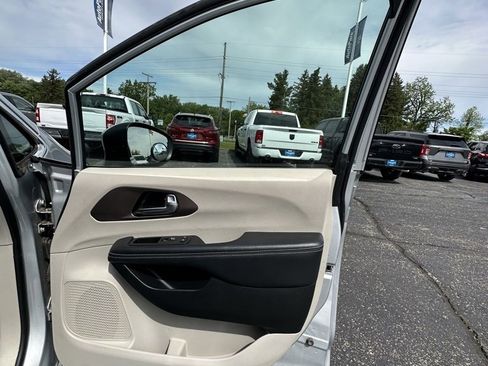 Used 2023 Chrysler Voyager LX image 18