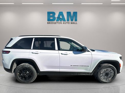 New 2026 Jeep Grand Cherokee Altitude image 8