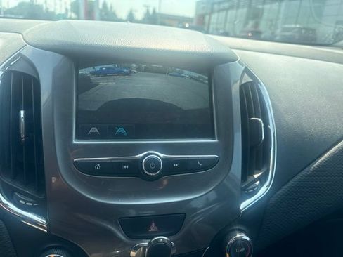 Used 2018 Chevrolet Cruze LT w/ Convenience Package FWD image 20