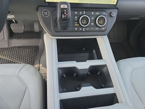 New 2026 Land Rover Defender 110 X-Dynamic SE image 25