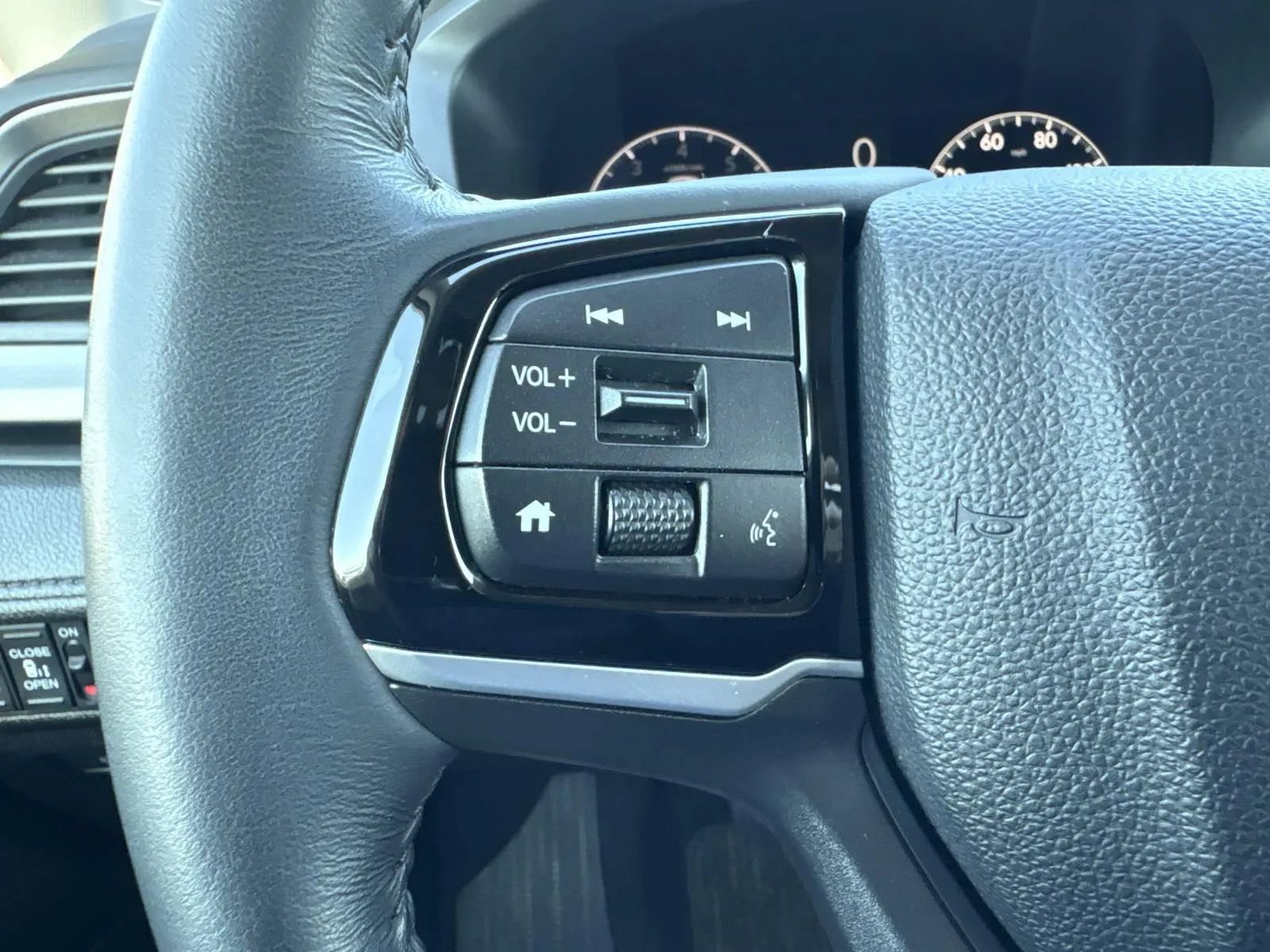 Used 2025 Honda Odyssey EX-L image 32