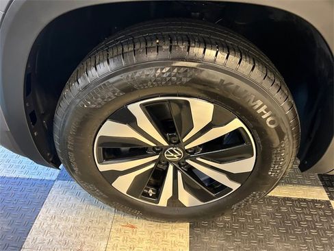 Certified 2024 Volkswagen Atlas SE image 8