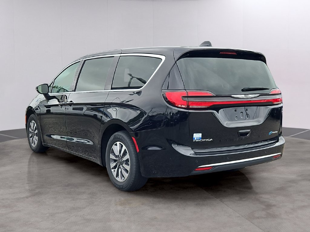 Used 2024 Chrysler Pacifica Limited FWD image 6